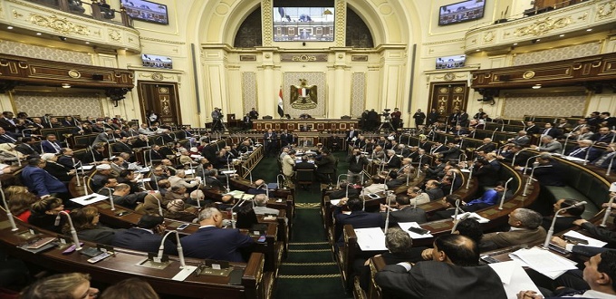 Les parlementaires égyptiens approuvent l'extension du mandat du président El-Si