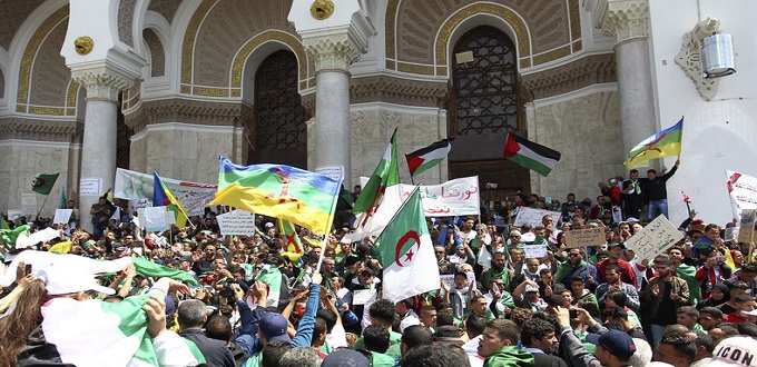 Algérie : le drapeau berbère interdit lors des manifestations de l’acte 18