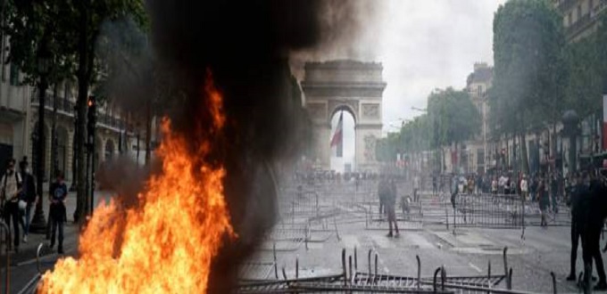 Champs-Elysées en flammes et sifflets contre Macron: le 4 juillet chahuté