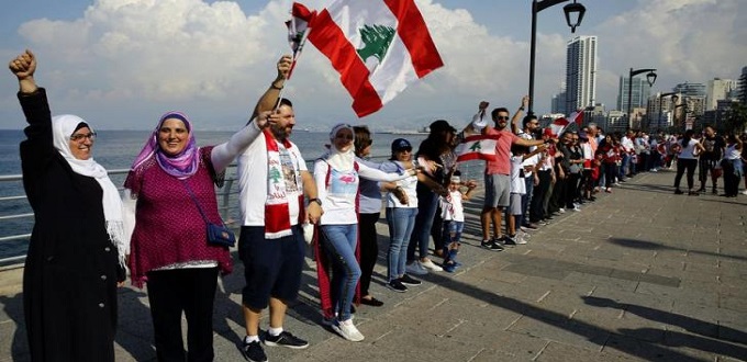 Liban : Des manifestants barrent les routes et réclament la démission de Hariri