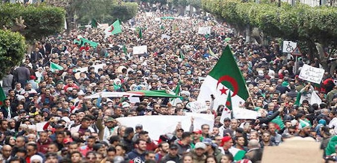 Algérie: manifestation monstre à Alger à 24 heures de la présidentielle