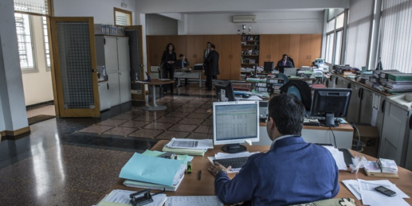 Coronavirus: les salariés invités à se rendre au travail lundi