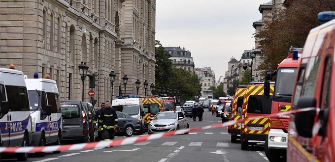 Attaque de Paris: quatre poignardés, suspect arrêté