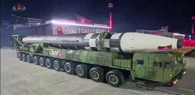 Corée du Nord : Kim Jong-un dévoile un missile balistique intercontinental  lors d'un défilé