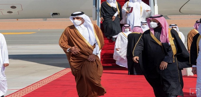 Les dirigeants saoudiens et qatariens s'embrassent avant le sommet