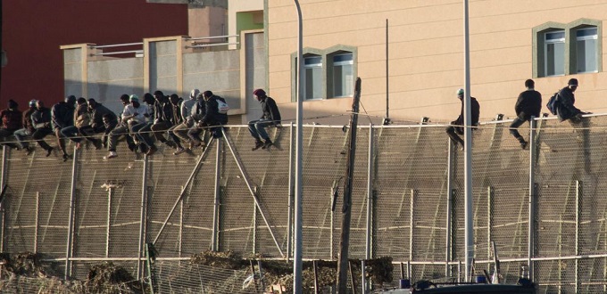 Espagne-Maroc: 150 migrants tentent de passer en force la frontière à Melilla