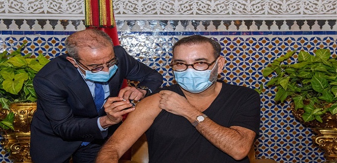 Lancement de la campagne de vaccination: Le roi reçoit la première dose