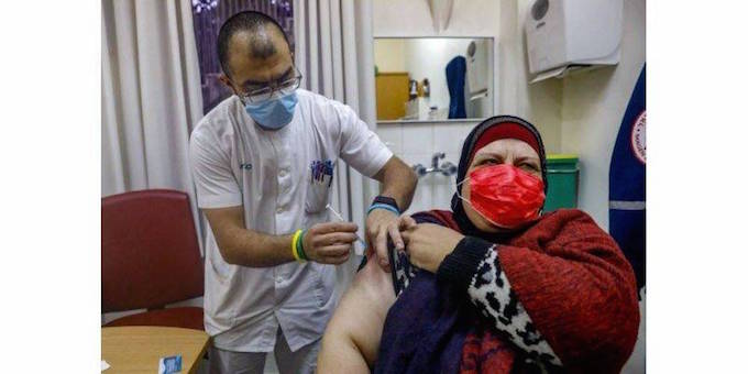 Israël approuve un programme de vaccination des travailleurs palestiniens contre le Covid-19