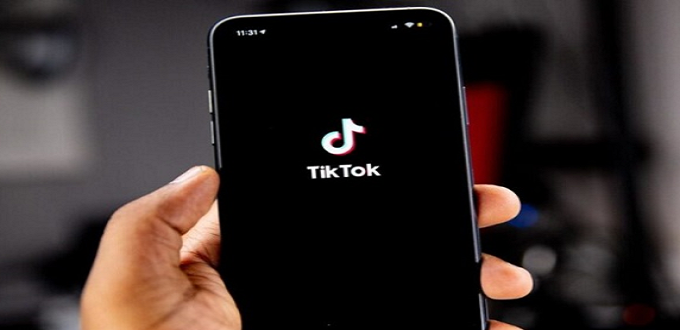 Les États-Unis interdisent TikTok sur les appareils officiels