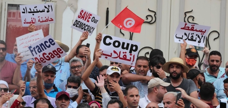 Des milliers de Tunisiens descendent dans la rue pour protester contre le « coup d'État »
