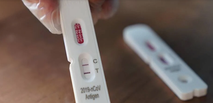 Angleterre: Des tests antigéniques moins coûteux que les PCR proposés aux voyageurs 