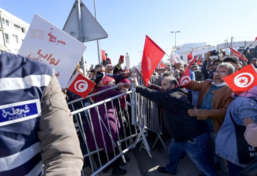 Tunisie : manifestation contre la ''confiscation'' des pouvoirs