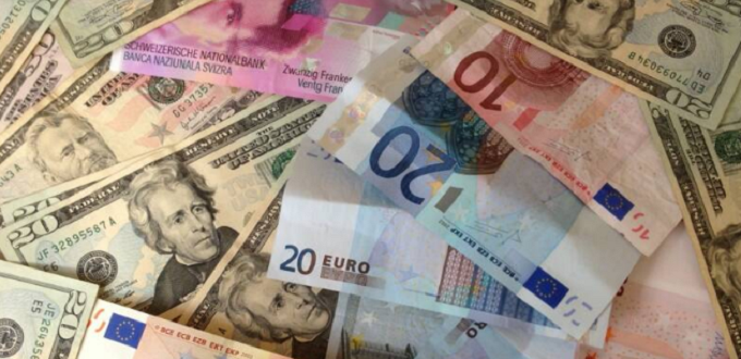 L'euro atteint une parité historique face au dollar 