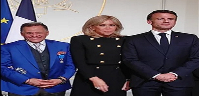 Emmanuel Macron décore Mehdi Qotbi de l'Ordre national du Mérite