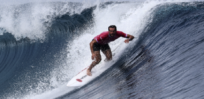Jeux olympiques: le surfeur marocain Ramzi Boukhiam qualifié pour le 2è tour